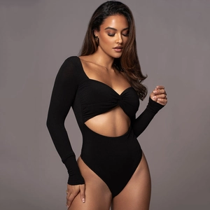 Détail du body noir à col en V avec découpe à la taille et nœud torsadé sur le devant
