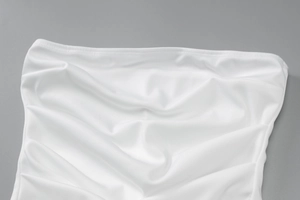 Détail du tissu en maille blanche avec texture plissée élégante et coutures précises