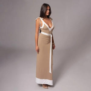 Détail de la robe longue col en V bicolore kaki et blanc avec ceinture à nouer