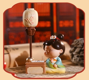 Détail d'une figurine de fille Tang en résine avec jeu de Go et lanterne de prune