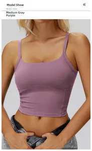 Dettaglio della canotta yoga spazzolata grigio-viola con spalline sottili e scollo quadrato