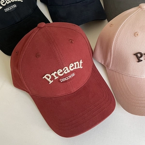 Detail von mehrfarbigen Baseballkappen mit 3D-Stickerei und hochwertigem Baumwolltwill