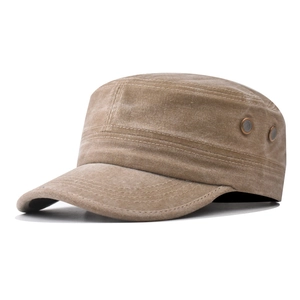 Ausgeblichene kaffeebraune Herren-Military-Cap aus gewaschenem Canvas mit Metallösen