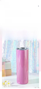 Gros plan du gobelet 20oz rose pailleté avec une finition arc-en-ciel scintillante