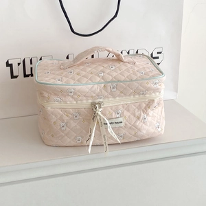 Detailansicht der rosa gesteppten Kosmetiktasche mit Kaninchenmuster und dekorativem Band