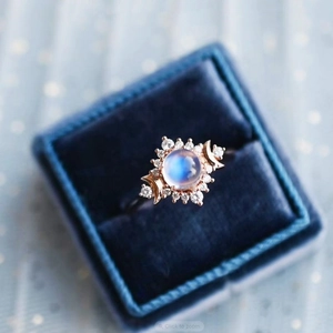 Bague vintage pierre de lune en or rose avec croissant de lune et détails brillants