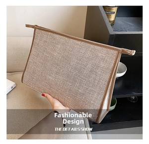Gros plan sur les textures du sac d'affaires en toile beige avec bordure en cuir
