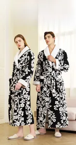 Detail der Jacquard-Fleece-Bademantel mit weißem Plüschbesatz und Blumenmuster