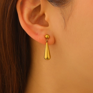 Nahaufnahme eleganter goldener Wassertropfen-Ohrringe mit polierter Oberfläche