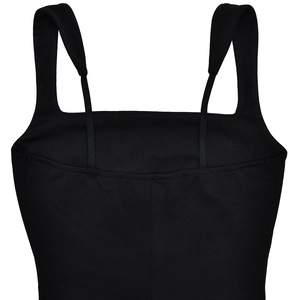 Détail des bretelles et de l'encolure sur une robe de soirée noire élégante à fente