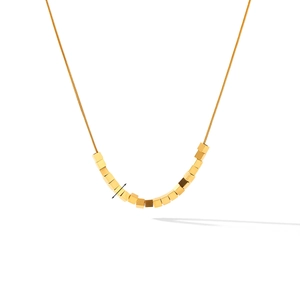 Collier minimaliste doré avec pendentif carré et chaîne serpent sur fond blanc