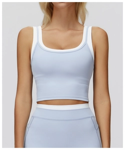 Detail des hellblauen zweiteiligen Sport-Tops mit kontrastierenden Doppelträgern