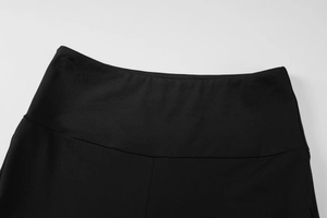 Detail des hohen elastischen Bundes an schwarzen Sport-Shorts mit verstärkten Nähten