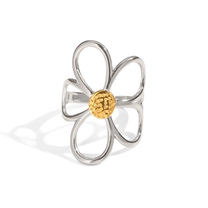 Detailansicht des Blumenrings mit silbernen Blättern und goldener strukturierter Mitte