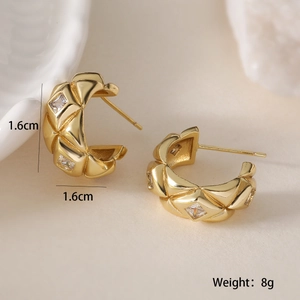 Close-up of 18K gold-plated C-shaped earrings with grid pattern and zircon, 1.6cm size