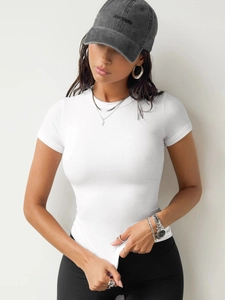 Gros plan sur la texture d'un T-shirt blanc ajusté à côtes avec bijoux argentés