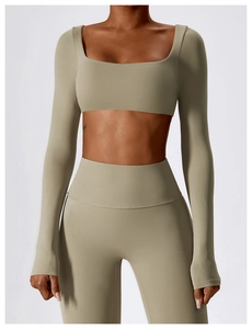 Détail du haut court à manches longues et col carré avec legging de yoga taille haute