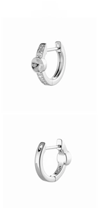 Dettaglio dell'orecchino a cerchio in argento da 10mm con micro-pave e pietra centrale tonda