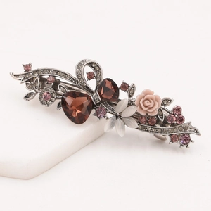Détail de la pince à cheveux fleur vintage avec strass et fleurs en résine rose