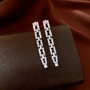 Orecchini a catena quadrata in argento con zirconi scintillanti e design geometrico lussuoso