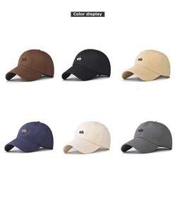 Détail de casquettes de baseball en coton montrant des lettres brodées en six couleurs