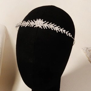Gros plan d'un serre-tête de mariée argenté avec feuilles de cristal sur mannequin