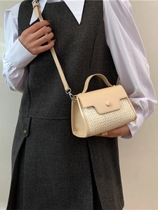 Sac à main rétro en cuir PU crème et patchwork de paille avec poignée et bandoulière