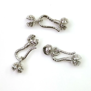 Dettagli di tre chiusure a bocciolo in argento 14K gold filled per creazione gioielli