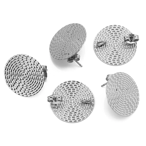 Clous d'oreilles ronds argentés avec texture martelée et fermoirs papillon pour bijoux