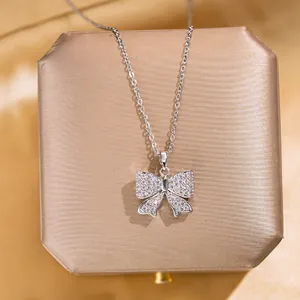 Élégant Collier Pendentif Nœud en Acier Titane pour Femme Couleur Argent Strass Brillant Chaîne Bijoux de Mode