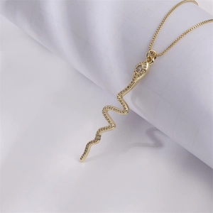 Collier serpent doré avec pierres de zircon et une chaîne dorée élégante
