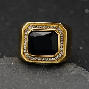 Bague pour homme en acier inoxydable doré avec pierre noire rectangulaire et zircons
