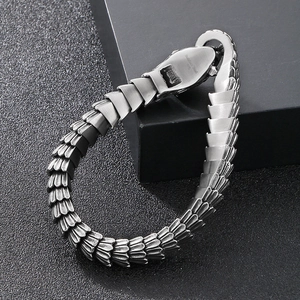 Vue détaillée du bracelet pour homme en acier inoxydable 316L avec écailles de serpent