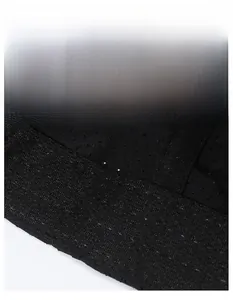 Dettaglio macro del tessuto a rete traspirante e della fascia tergisudore del cappello