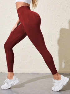 Détail du legging sans couture bordeaux à taille haute avec textures côtelées et lignes