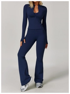 Dettaglio del set yoga blu navy con giacca aderente con zip e pantaloni a zampa