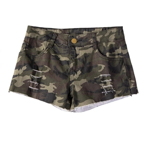 Detail von Camouflage-Jeans-Shorts mit hohem Bund, Distressed-Löchern und Fransensaum