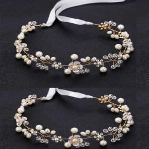 Vue détaillée du bandeau fleuri fait main avec perles et cristaux sur fil d'or