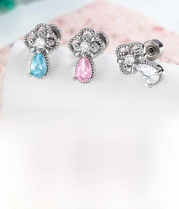 Detailansicht der Tropfen-Zirkonia-Ohrringe in Hellblau, Rosa und Klarglas-Farben