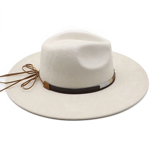 Dettaglio del cappello fedora scamosciato beige con fascia decorativa in pelle marrone