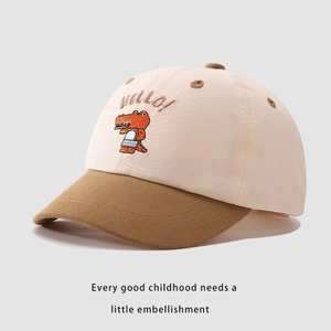 Dettaglio del cappellino da baseball per bambini con ricamo a coccodrillo e design bicolore