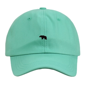Détail de la casquette en coton vert menthe avec broderie silhouette d'ours polaire noir