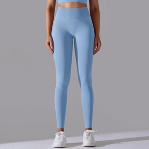 Detailansicht der nahtlosen hellblauen High-Waist Yogahose aus blickdichtem Stretchstoff