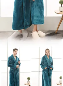 Détail d'un peignoir en flanelle bleu sarcelle montrant la texture épaisse et la ceinture