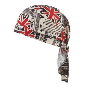 Détail du bonnet pirate avec imprimé journal, motifs Union Jack et tissu respirant