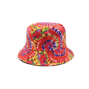 Dettaglio del cappello pescatore tie-dye a spirale con cuciture multiple sulla tesa
