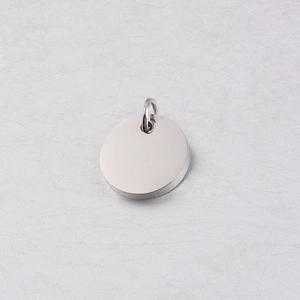 Detailopname van een 12mm gepolijste roestvrijstalen ronde bedel met een metalen ringetje