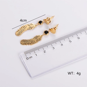Detailed close-up of golden feather earrings with 4cm length measurement and weight info