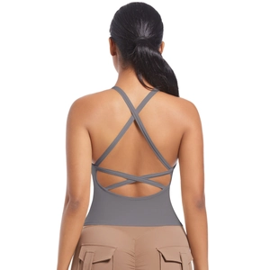 Détail d'un soutien-gorge de sport gris avec fines bretelles croisées et tissu extensible