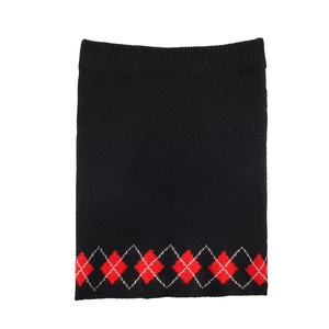 Dames gebreide set in zwart met rood en wit ruitjespatroon voor de herfst en winter